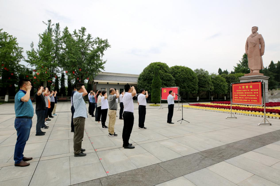 图为市残联机关全体干部职工重温入党誓词 图为市残联机关全体干部职工重温入党誓词
